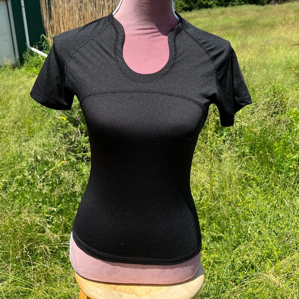 lululemon athletica, Black t-shirt w/ tiny polka dot reflectors